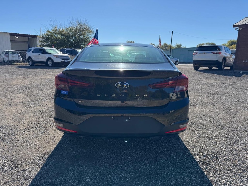 Hyundai Elantra Vehicle Full-screen Gallery Image 06