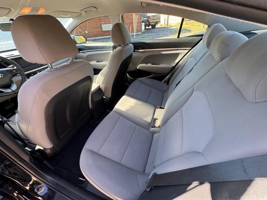 Hyundai Elantra Vehicle Full-screen Gallery Image 09