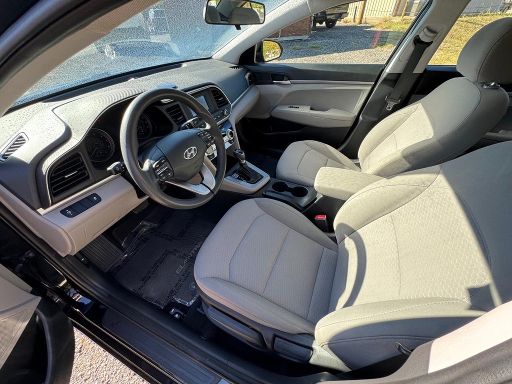 Hyundai Elantra Vehicle Full-screen Gallery Image 10