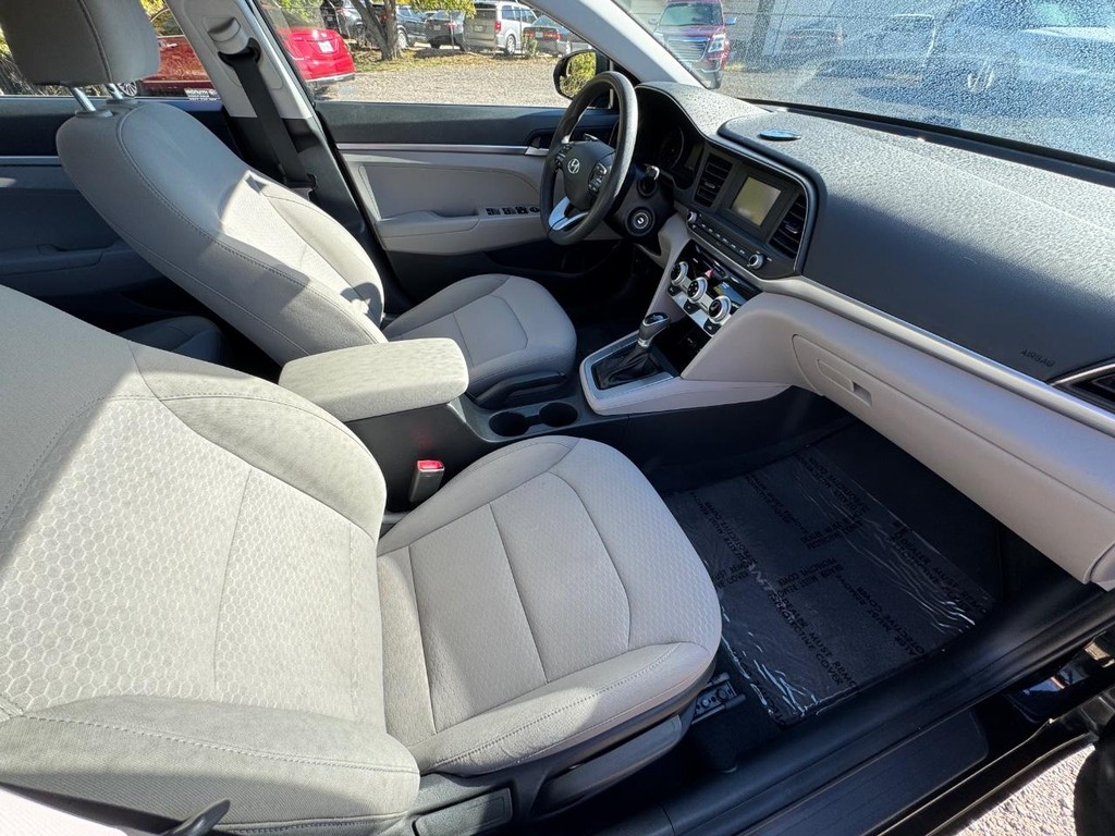 Hyundai Elantra Vehicle Full-screen Gallery Image 11