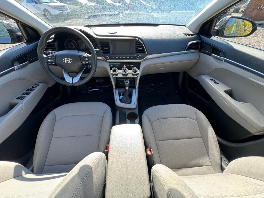 Hyundai Elantra Vehicle Full-screen Gallery Image 12