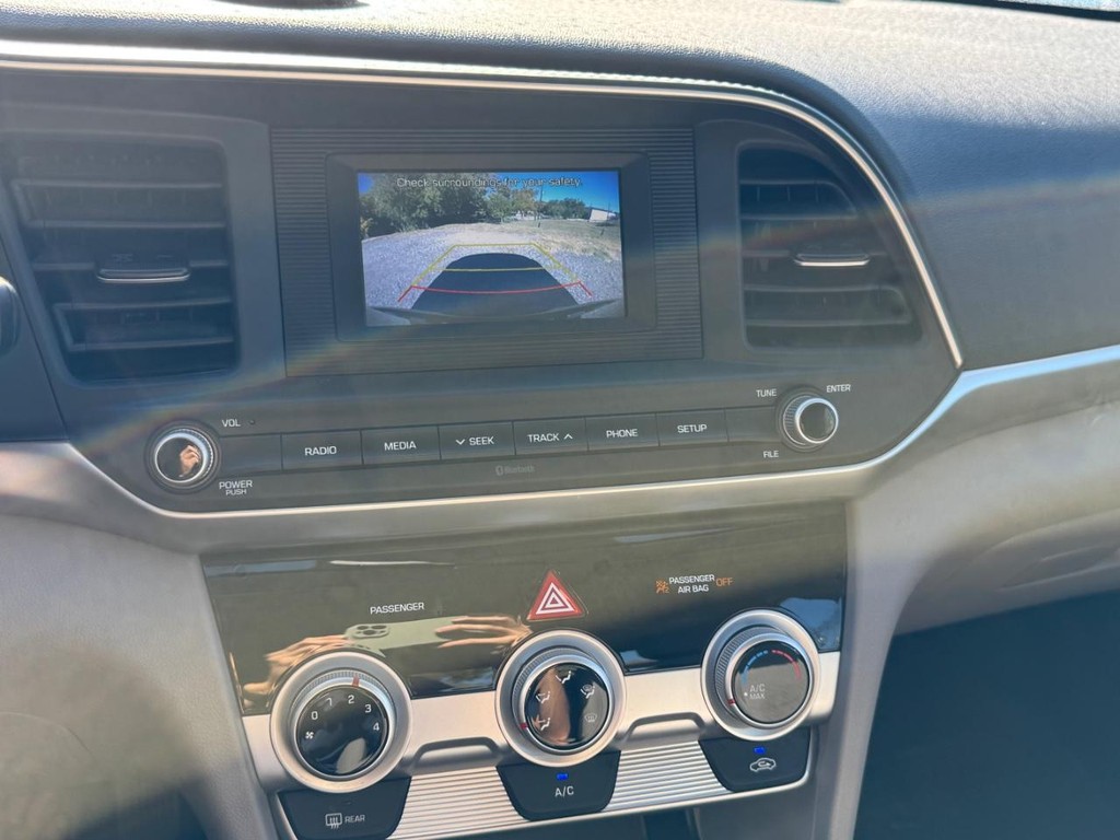 Hyundai Elantra Vehicle Full-screen Gallery Image 13