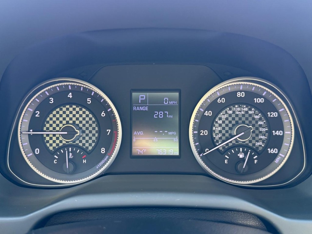 Hyundai Elantra Vehicle Full-screen Gallery Image 14