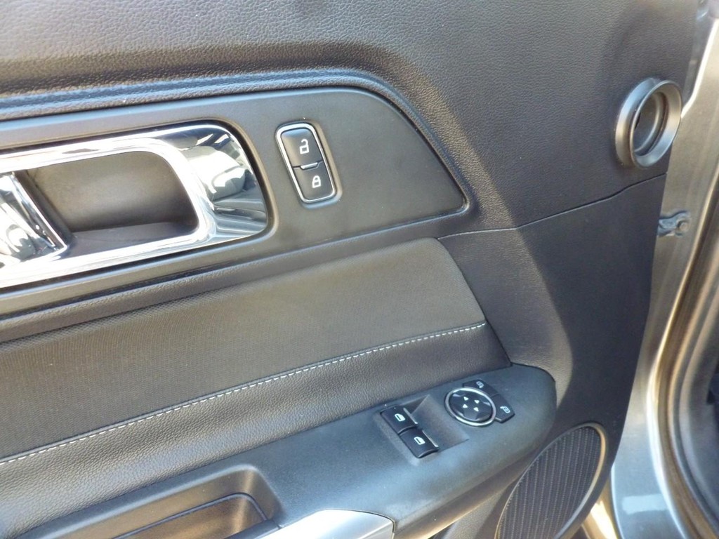 Ford Mustang Vehicle Full-screen Gallery Image 05