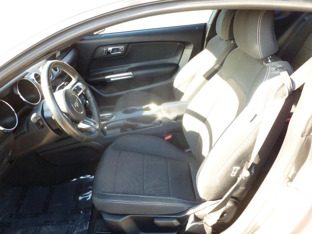 Ford Mustang Vehicle Full-screen Gallery Image 06