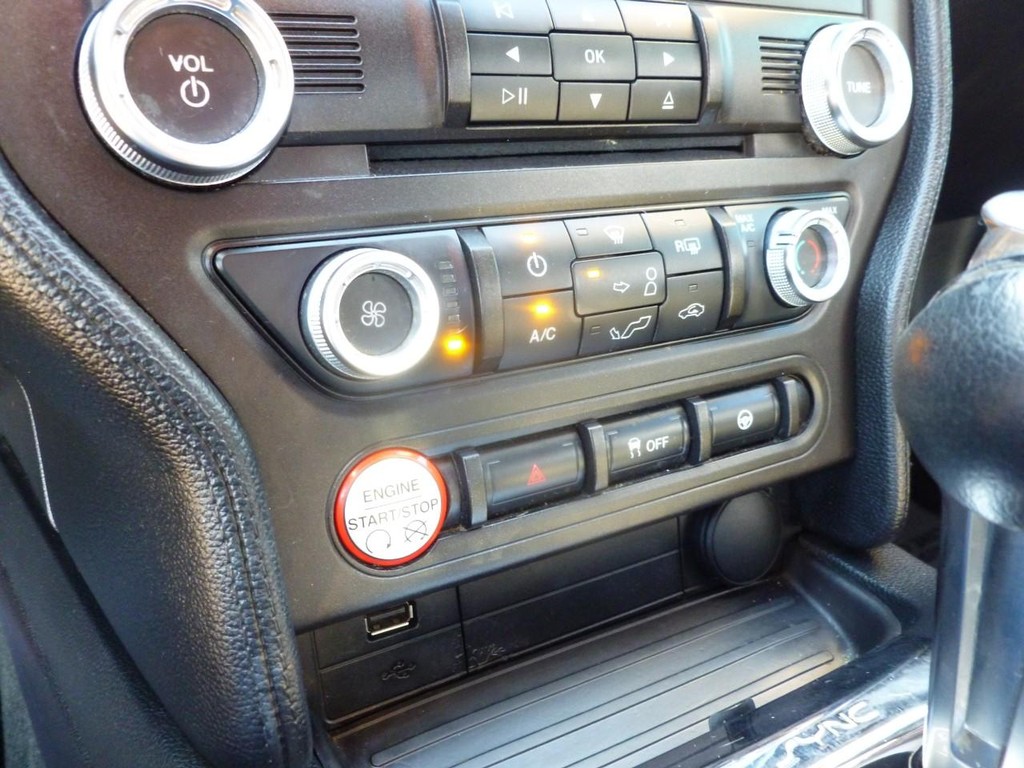 Ford Mustang Vehicle Full-screen Gallery Image 12