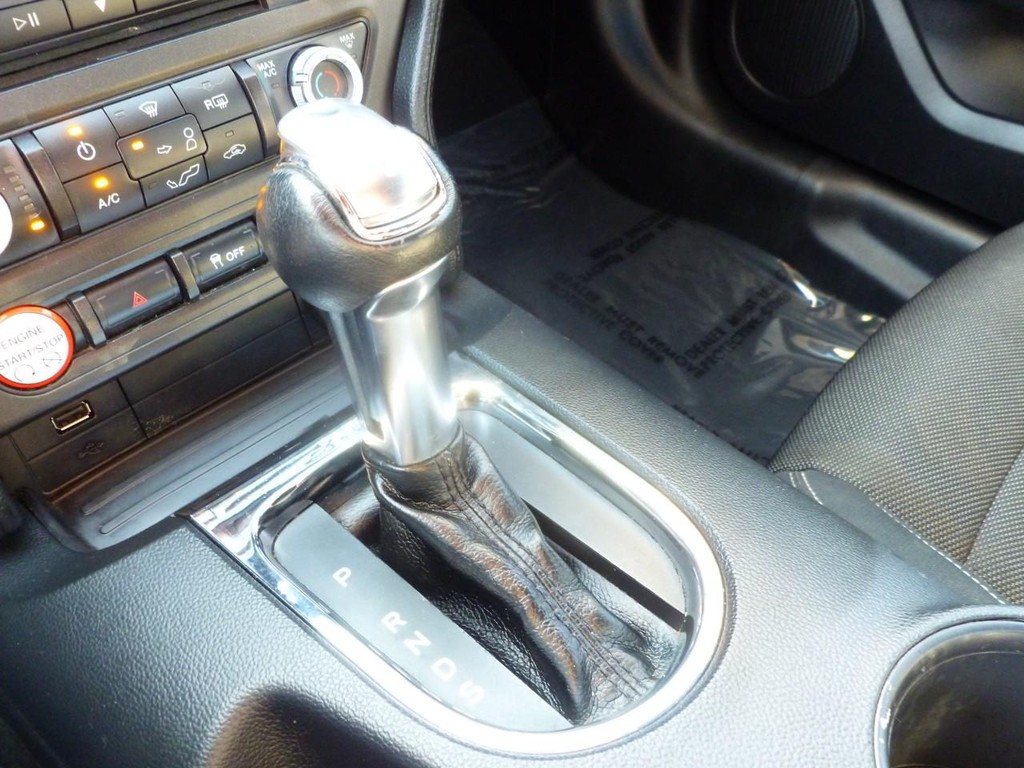 Ford Mustang Vehicle Full-screen Gallery Image 13