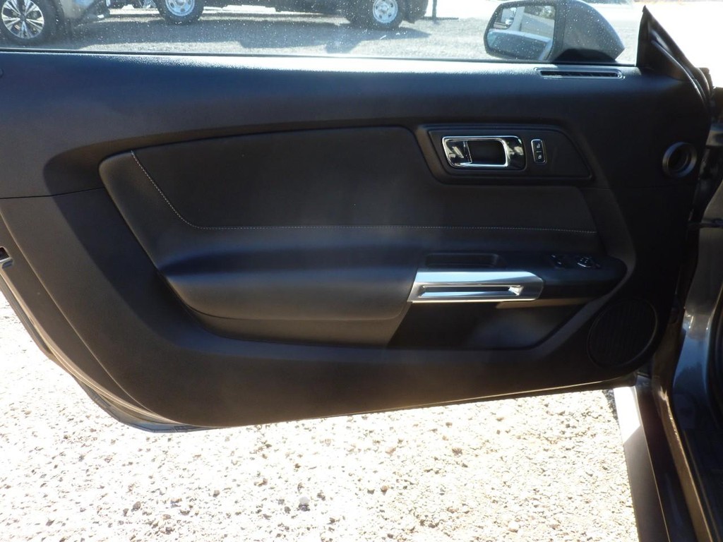 Ford Mustang Vehicle Full-screen Gallery Image 15