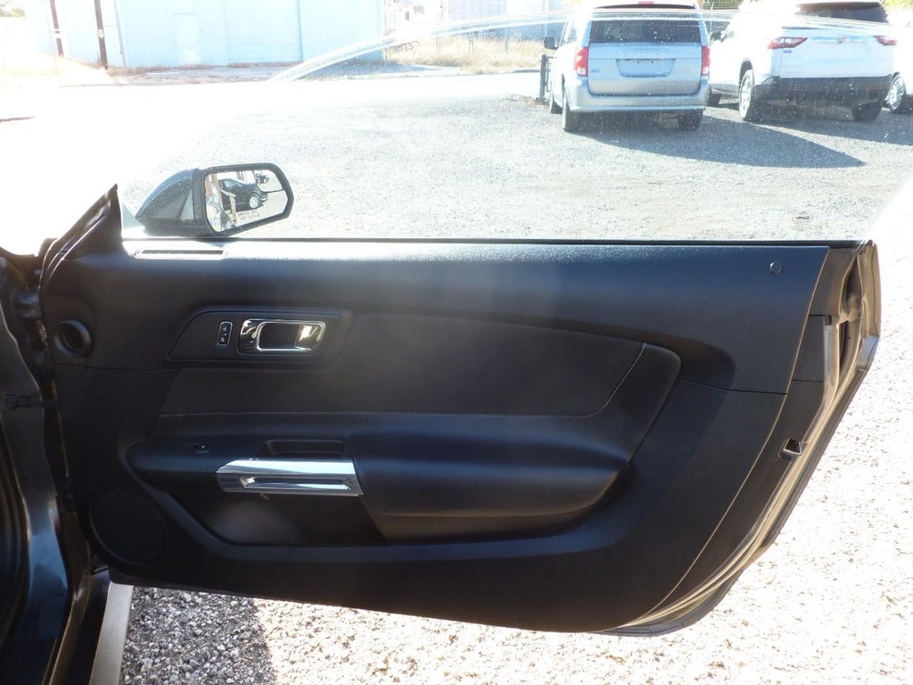 Ford Mustang Vehicle Full-screen Gallery Image 16