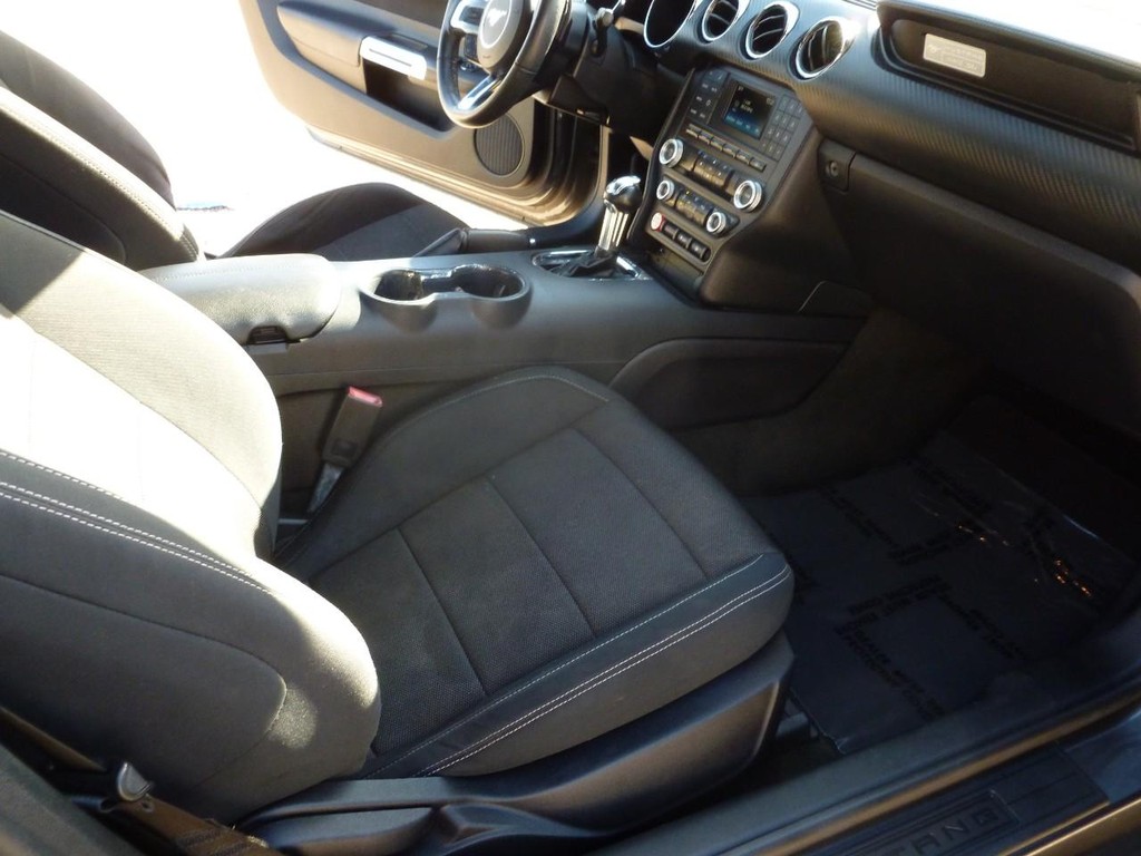 Ford Mustang Vehicle Full-screen Gallery Image 17