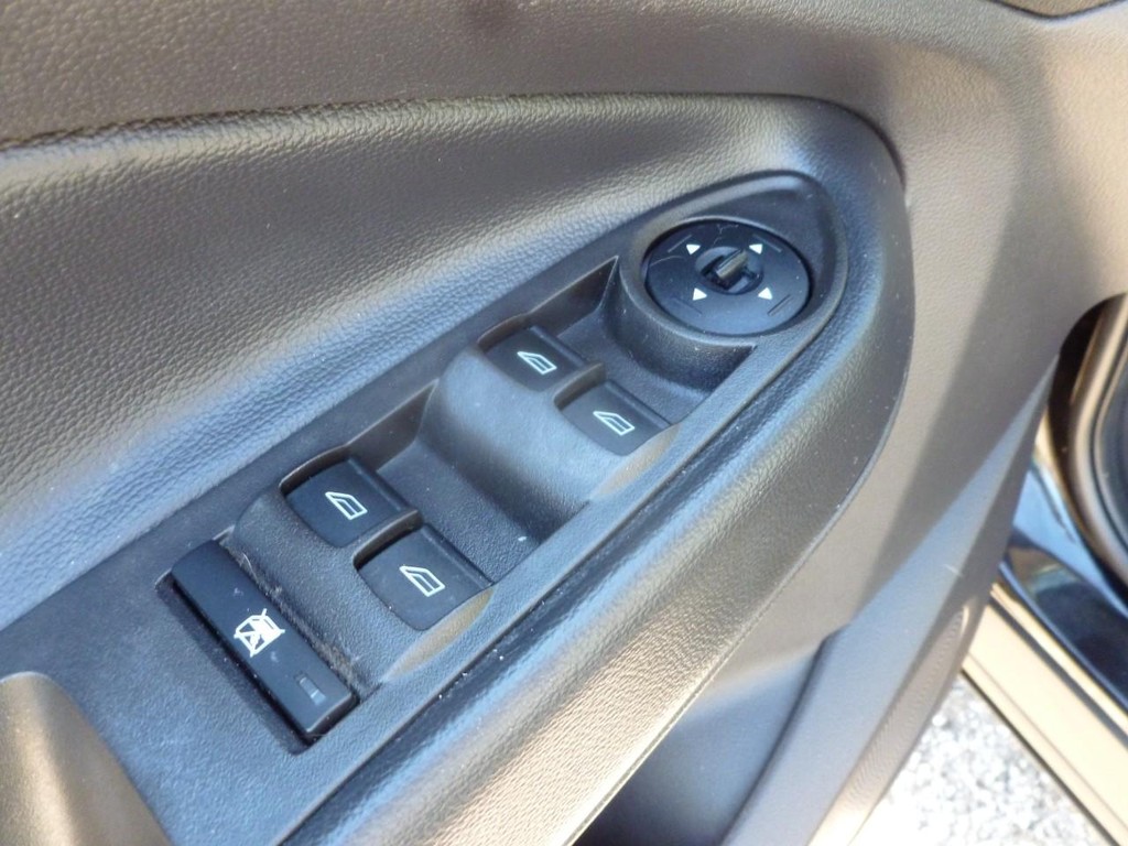 Ford Escape Vehicle Full-screen Gallery Image 08