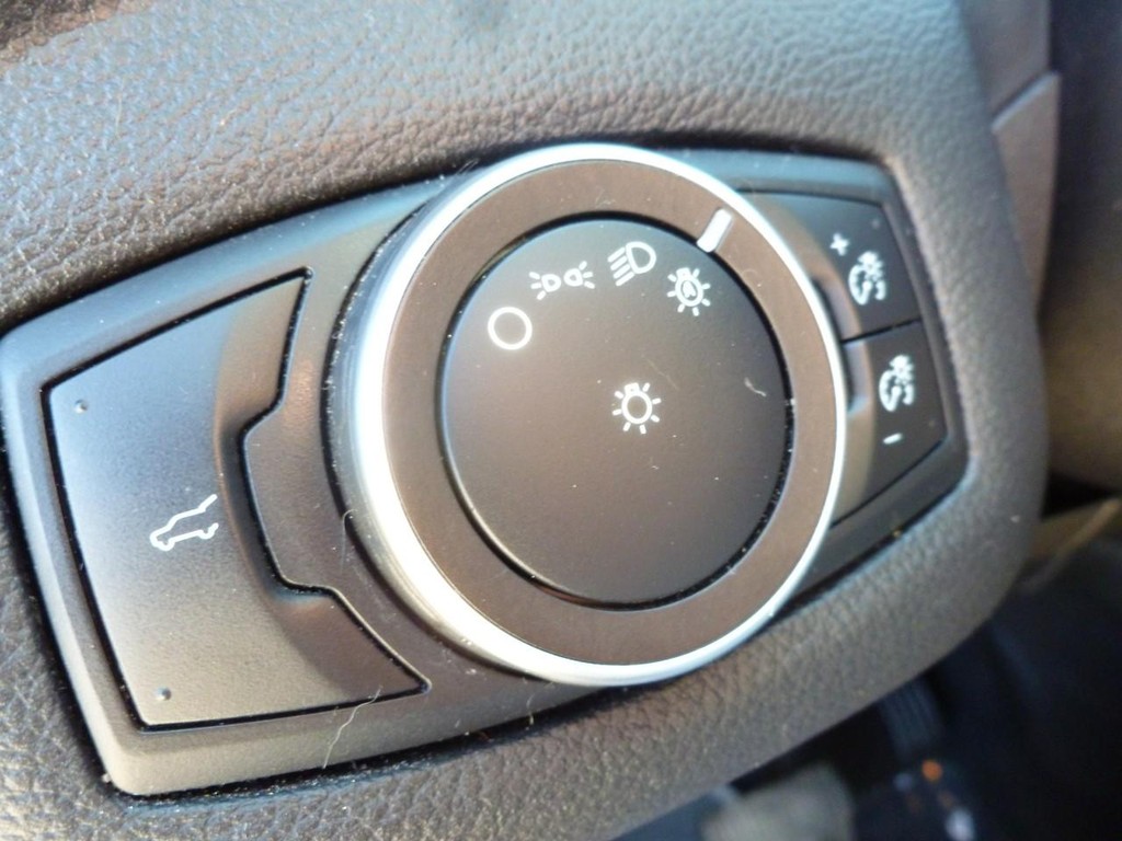 Ford Escape Vehicle Full-screen Gallery Image 16