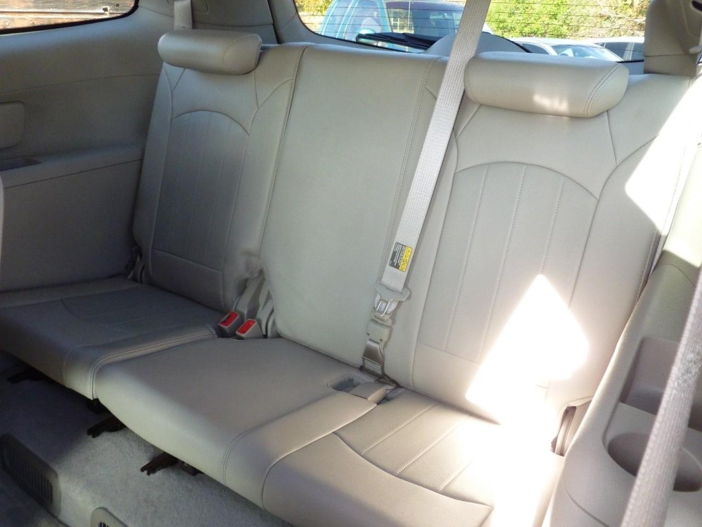 Buick Enclave Vehicle Full-screen Gallery Image 07