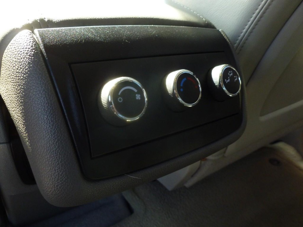 Buick Enclave Vehicle Full-screen Gallery Image 08