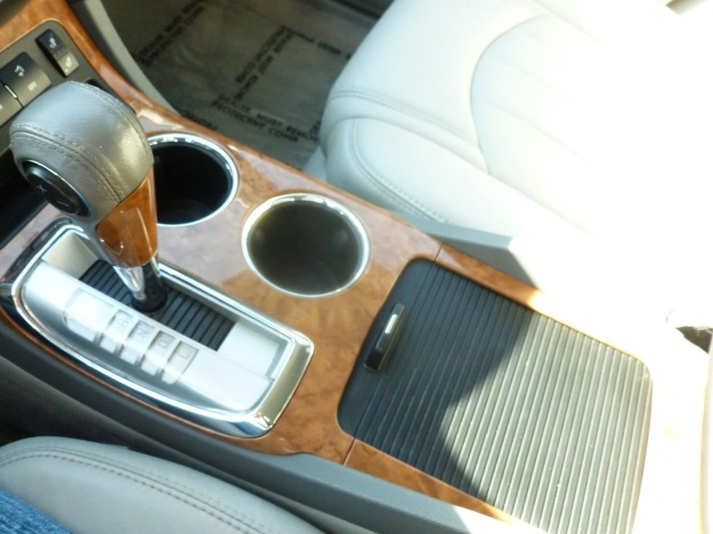 Buick Enclave Vehicle Full-screen Gallery Image 16