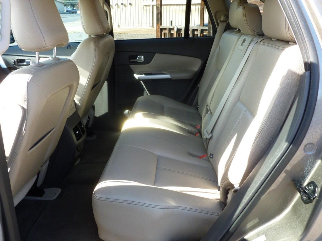 Ford Edge Vehicle Full-screen Gallery Image 06