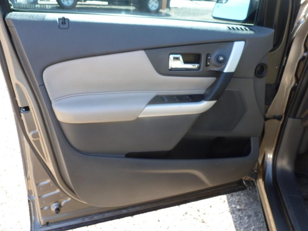 Ford Edge Vehicle Full-screen Gallery Image 16