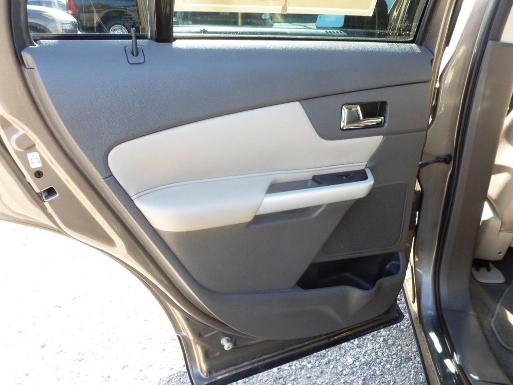 Ford Edge Vehicle Full-screen Gallery Image 17