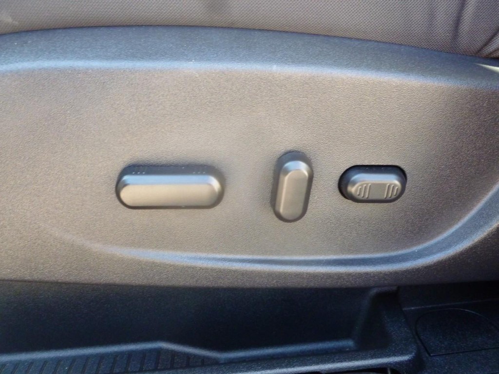 Ford C-Max Hybrid Vehicle Image 10