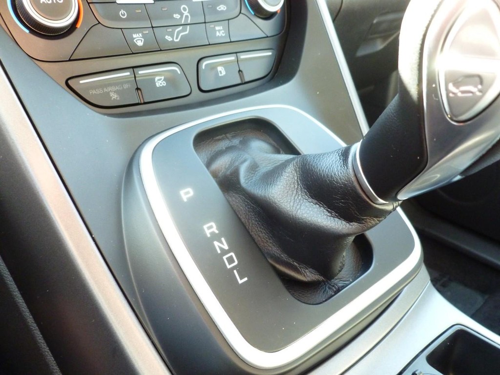 Ford C-Max Hybrid Vehicle Image 18