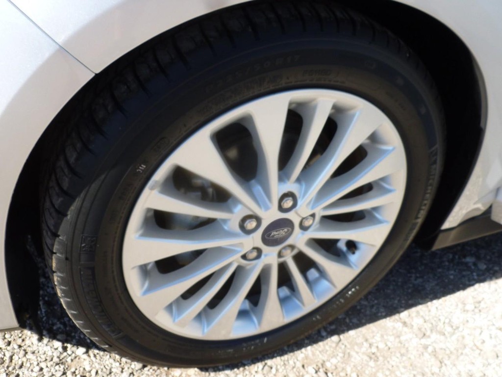 Ford C-Max Hybrid Vehicle Image 27