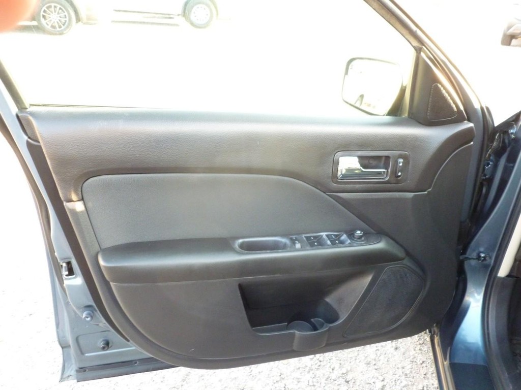 Ford Fusion Vehicle Image 16