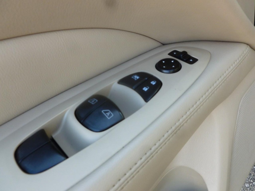 Nissan Pathfinder Vehicle Image 12