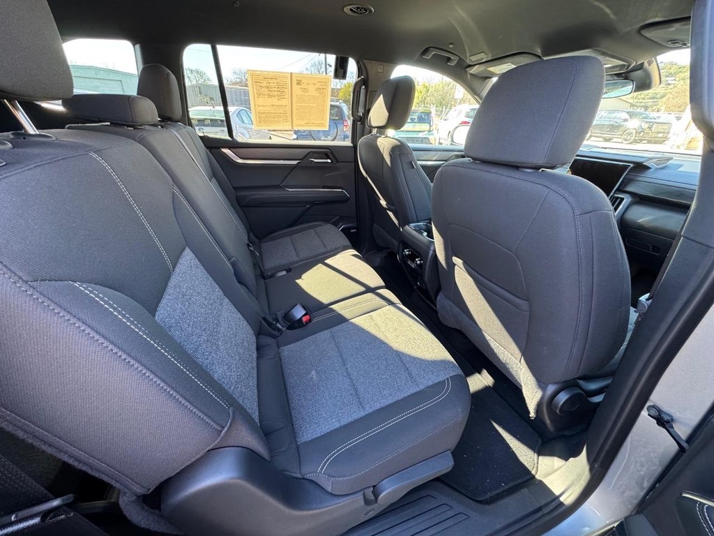 GMC Acadia Vehicle Full-screen Gallery Image 10