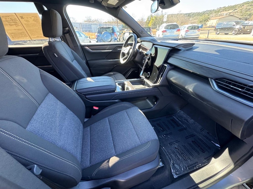 GMC Acadia Vehicle Full-screen Gallery Image 11