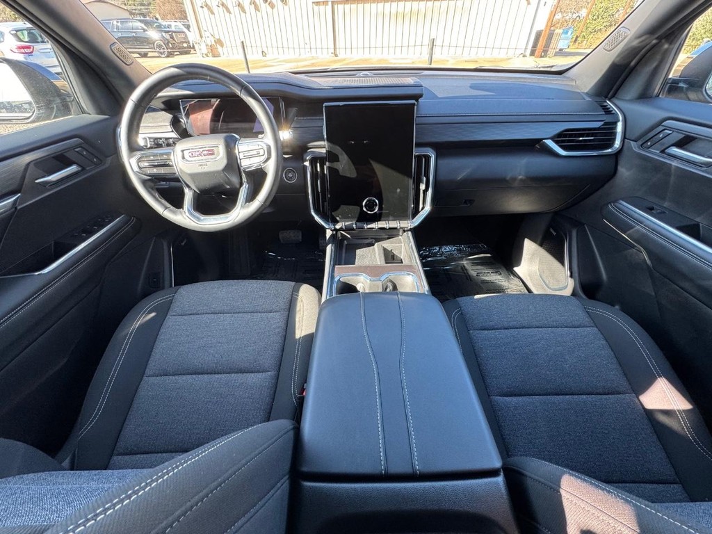 GMC Acadia Vehicle Full-screen Gallery Image 12