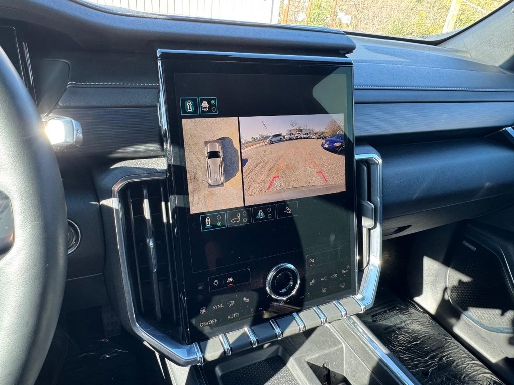 GMC Acadia Vehicle Full-screen Gallery Image 13