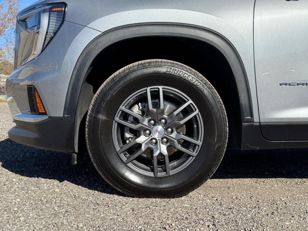 GMC Acadia Vehicle Full-screen Gallery Image 14