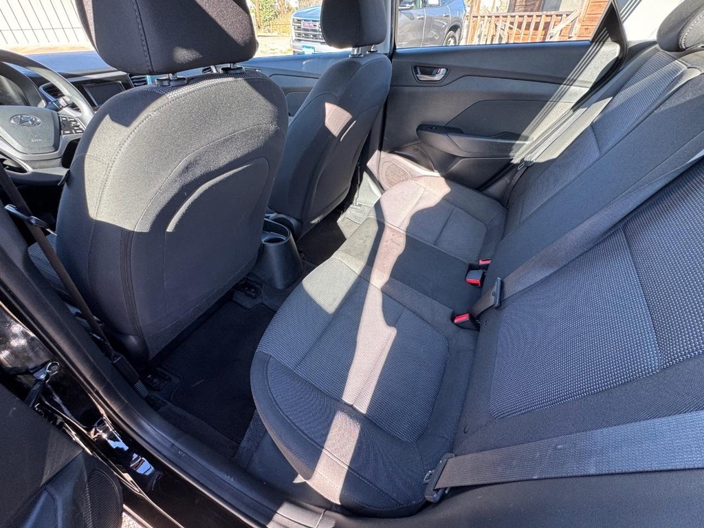 Hyundai Accent Vehicle Image 10