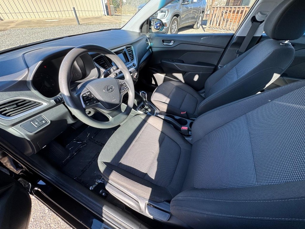 Hyundai Accent Vehicle Image 12