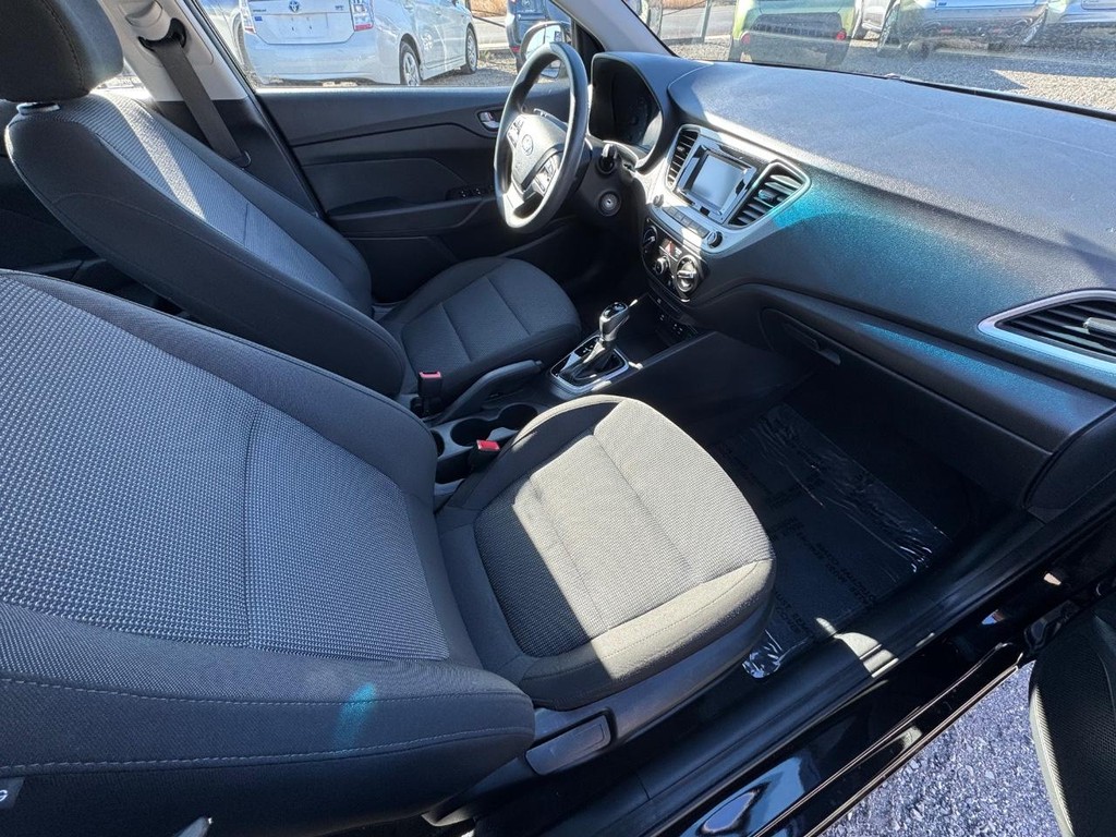 Hyundai Accent Vehicle Image 13