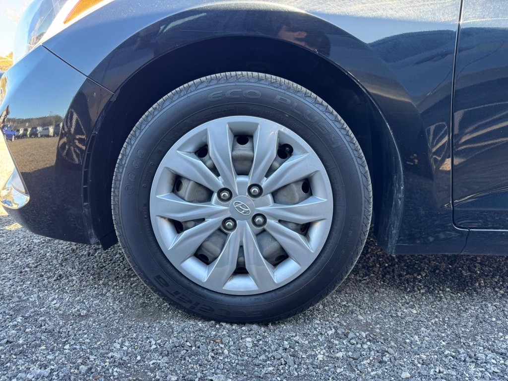 Hyundai Accent Vehicle Image 16