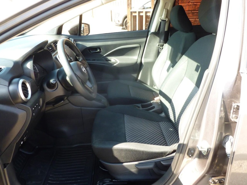 Nissan Versa Vehicle Full-screen Gallery Image 05