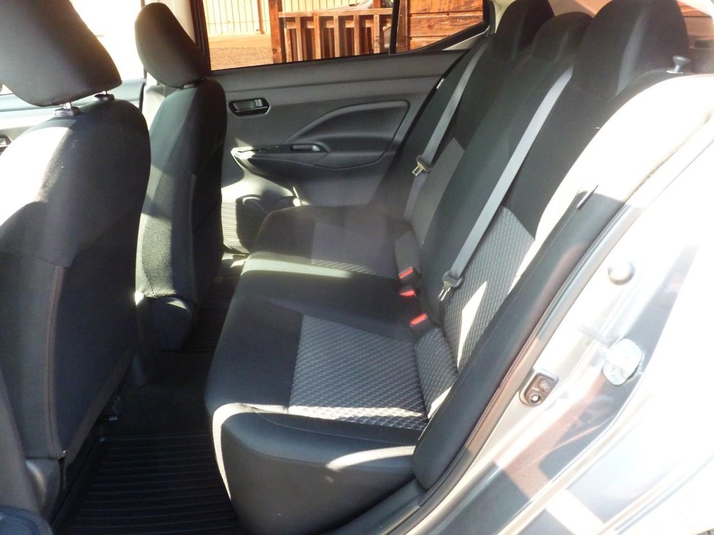 Nissan Versa Vehicle Full-screen Gallery Image 06