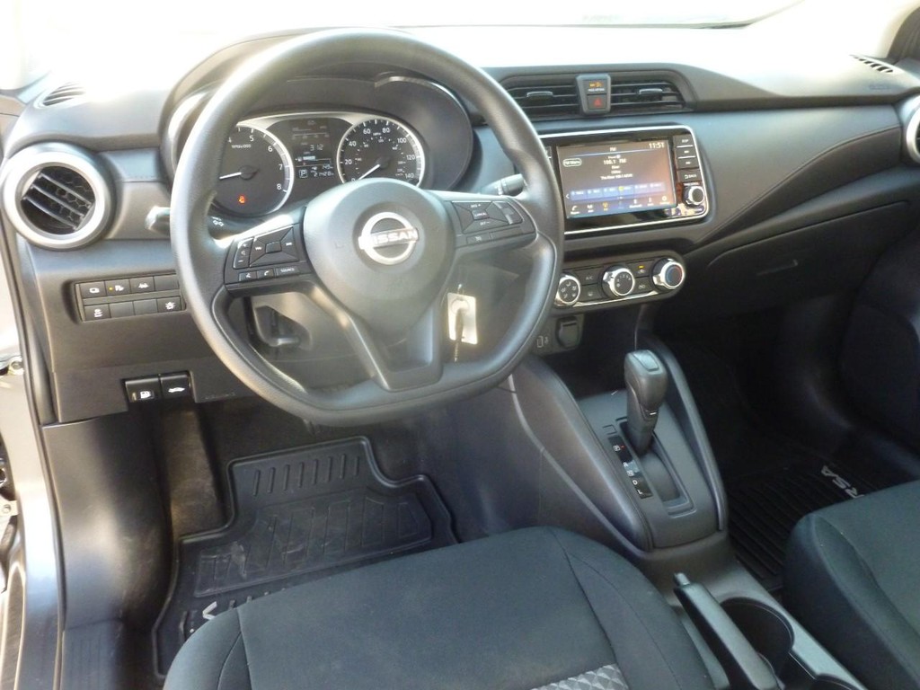 Nissan Versa Vehicle Full-screen Gallery Image 07
