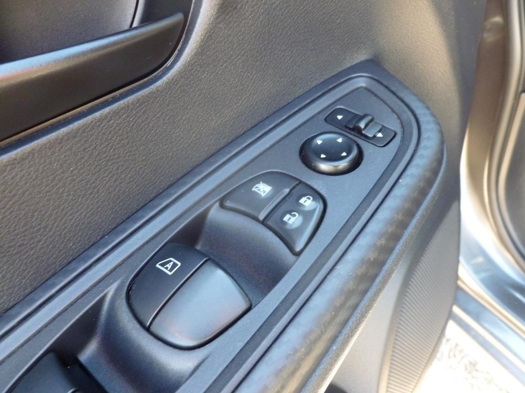 Nissan Versa Vehicle Full-screen Gallery Image 08