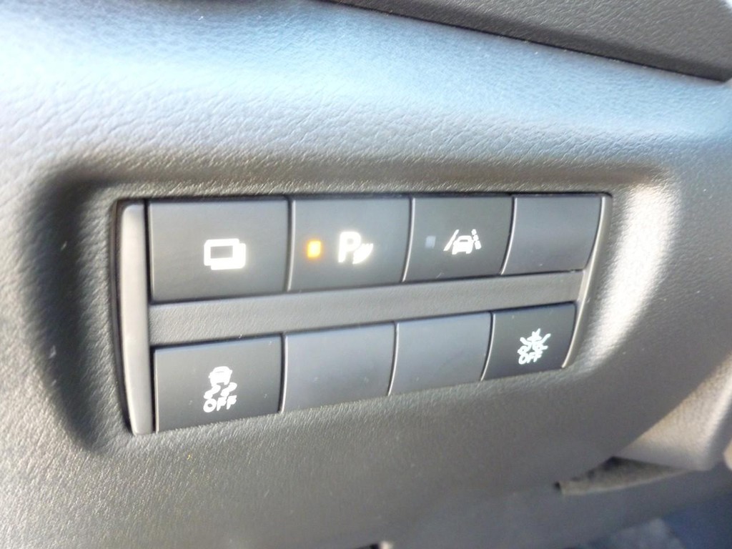 Nissan Versa Vehicle Full-screen Gallery Image 09