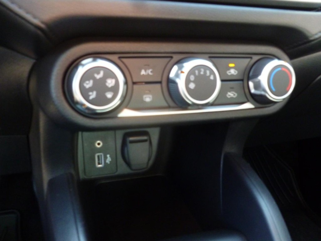 Nissan Versa Vehicle Full-screen Gallery Image 15