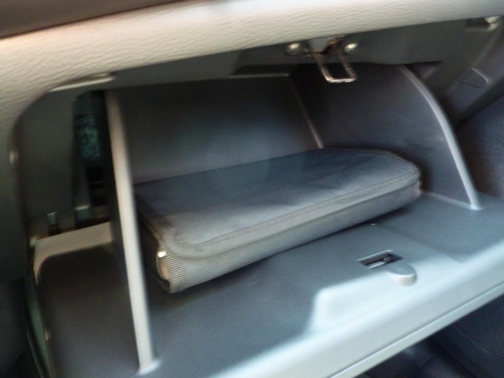 Nissan Versa Vehicle Full-screen Gallery Image 17