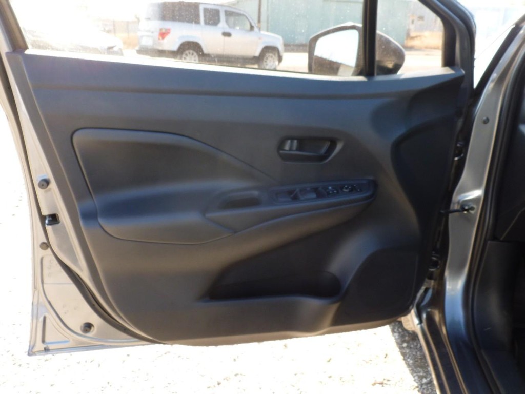 Nissan Versa Vehicle Full-screen Gallery Image 18