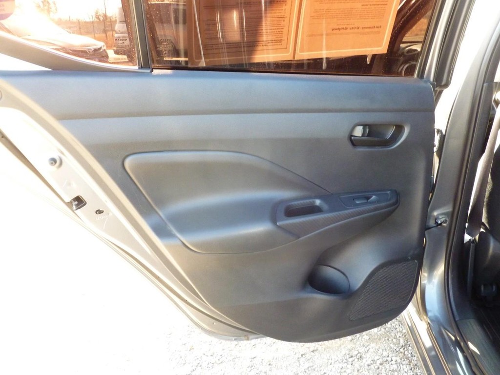 Nissan Versa Vehicle Full-screen Gallery Image 19