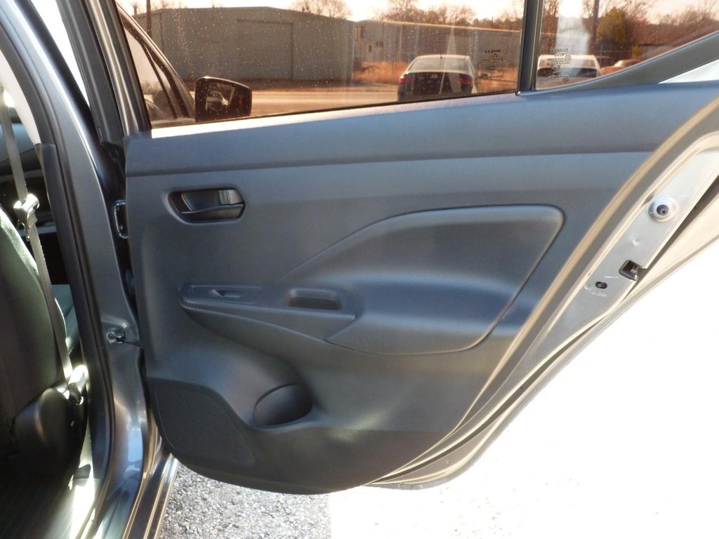 Nissan Versa Vehicle Full-screen Gallery Image 20