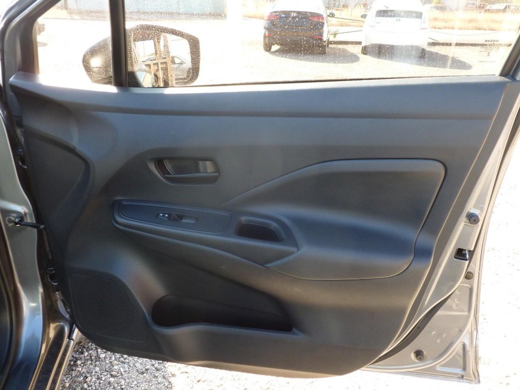 Nissan Versa Vehicle Full-screen Gallery Image 21