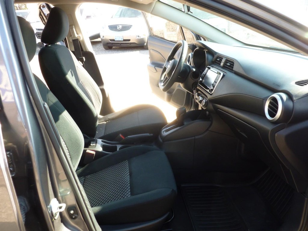 Nissan Versa Vehicle Full-screen Gallery Image 22