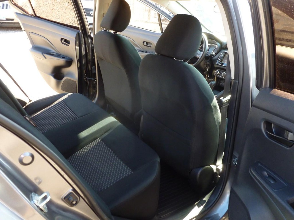 Nissan Versa Vehicle Full-screen Gallery Image 23