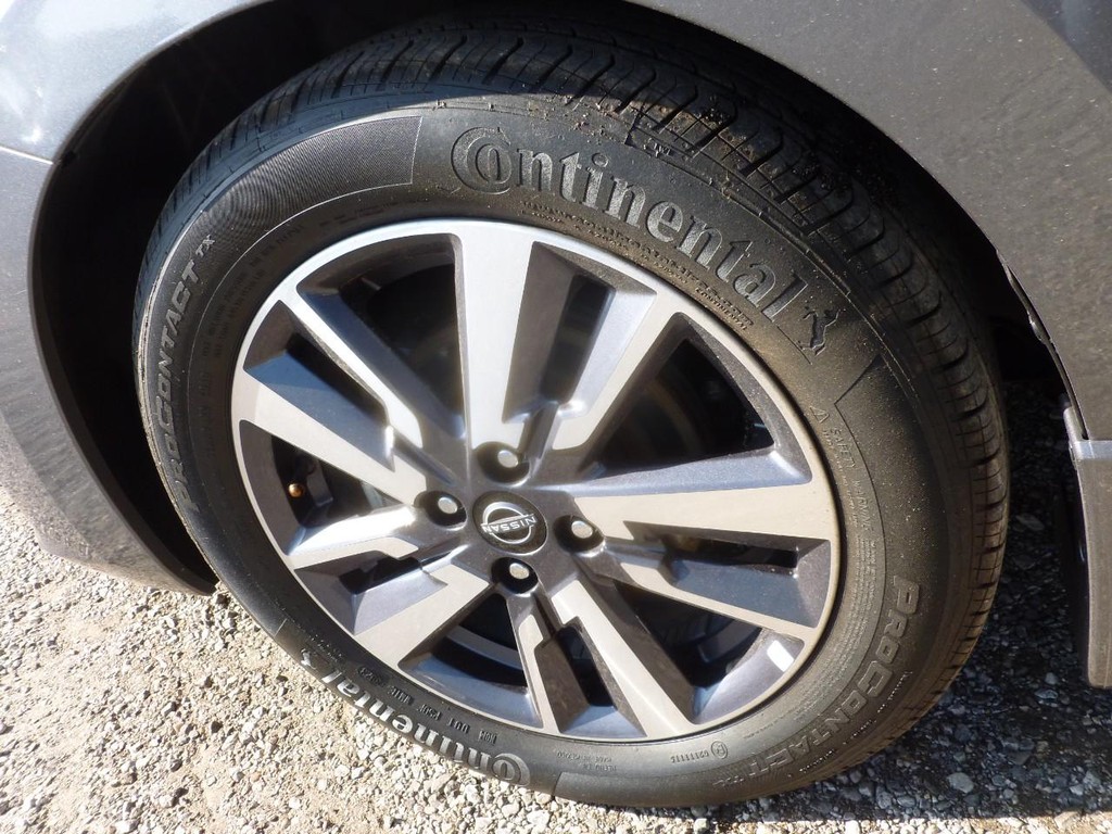 Nissan Versa Vehicle Full-screen Gallery Image 24